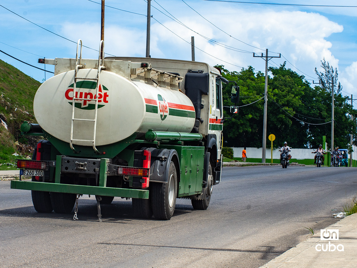 Camión de combustible en La Habana. Foto: Otmaro Rodríguez.