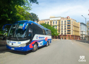 Un ómnibus de turismo en La Habana. Foto: Otmaro Rodríguez.