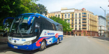 Un ómnibus de turismo en La Habana. Foto: Otmaro Rodríguez.