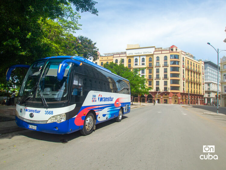 Un ómnibus de turismo en La Habana. Foto: Otmaro Rodríguez.