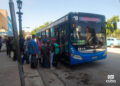 Personas hacen cola para subir a un ómnibus en La Habana. Foto: Otmaro Rodríguez.