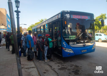 Personas hacen cola para subir a un ómnibus en La Habana. Foto: Otmaro Rodríguez.