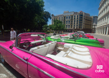 Autos clásicos esperan turistas en La Habana, en medio de la crisis del sector. Foto: Otmaro Rodríguez.