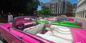 Autos clásicos esperan turistas en La Habana, en medio de la crisis del sector. Foto: Otmaro Rodríguez.