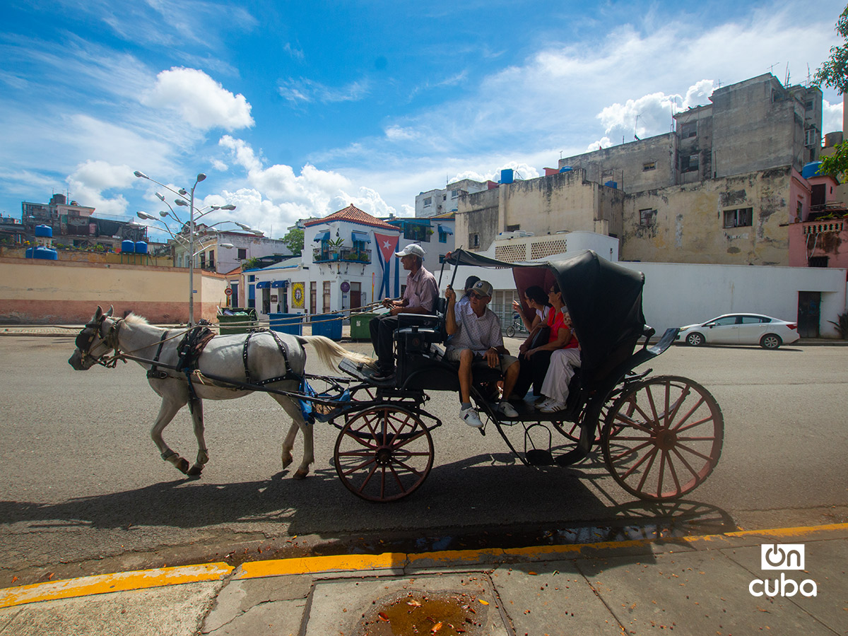 Un coche afortunado con turistas, en La Habana. Foto: Otmaro Rodríguez.
