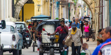 Un vendedor de agua, en una calle de La Habana. Foto: Otmaro Rodríguez