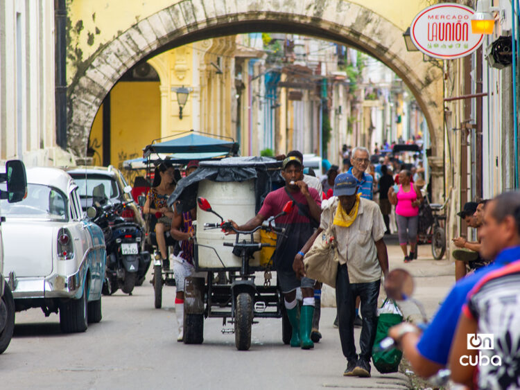 Un vendedor de agua, en una calle de La Habana. Foto: Otmaro Rodríguez