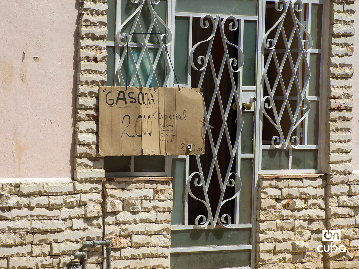 Cartel en un punto de venta particular de gasolina en La Habana. Foto: Otmaro Rodríguez.