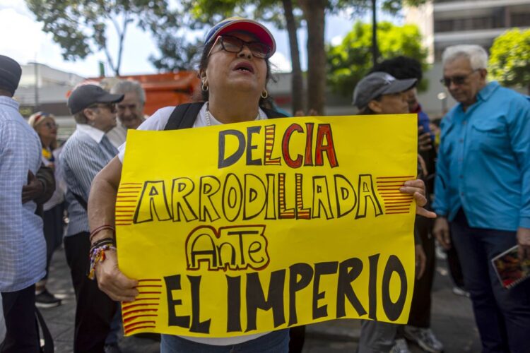 Personas se manifiestan contra la participación de la presidenta encargada de Venezuela, Delcy Rodríguez, en la Asamblea General de la ONU. Foto: Miguel Gutiérrez / EFE.