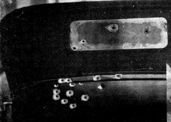 Parte posterior del Lincoln donde viajaba Vázquez Bello. Los peritos dictaminaron que el coche presentaba 57 perforaciones de distintos calibres. Bohemia, 7 de enero de 1934.
