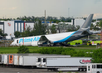 Un avión de carga con el logotipo de Amazon se estrelló al salirse de la pista después de aterrizar en el Aeropuerto Internacional de Miami, el 6 de agosto de 2026. Foto: Alberto Boal / EFE.