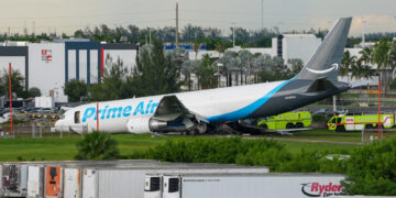 Un avión de carga con el logotipo de Amazon se estrelló al salirse de la pista después de aterrizar en el Aeropuerto Internacional de Miami, el 6 de agosto de 2026. Foto: Alberto Boal / EFE.