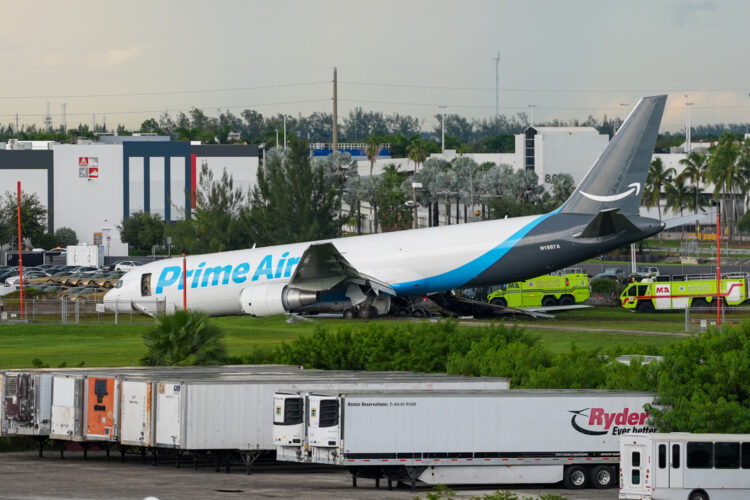 Un avión de carga con el logotipo de Amazon se estrelló al salirse de la pista después de aterrizar en el Aeropuerto Internacional de Miami, el 6 de agosto de 2026. Foto: Alberto Boal / EFE.