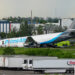 Un avión de carga con el logotipo de Amazon se estrelló al salirse de la pista después de aterrizar en el Aeropuerto Internacional de Miami, el 6 de agosto de 2026. Foto: Alberto Boal / EFE.