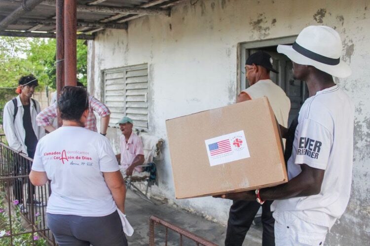 Entrega por la Iglesia católica de ayuda humanitaria de EE.UU. en la provincia de Villa Clara. Foto: Tomado del perfil de Facebook de Cáritas Santa Clara.