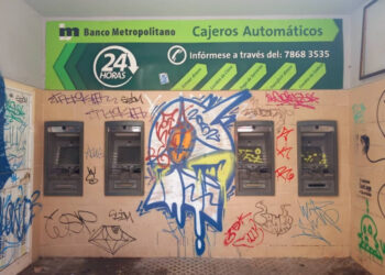 Cajeros automáticos vandalizados en el bulevar de Obispo. Estado actual. Foto: Jorge de Mello.