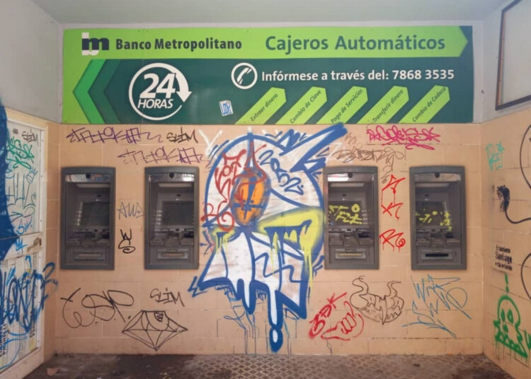 Cajeros automáticos vandalizados en el bulevar de Obispo. Estado actual. Foto: Jorge de Mello.
