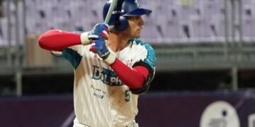 Yasiel González con los Xiamen Dolphins. Foto: Tomada de Pelota Cubana USA