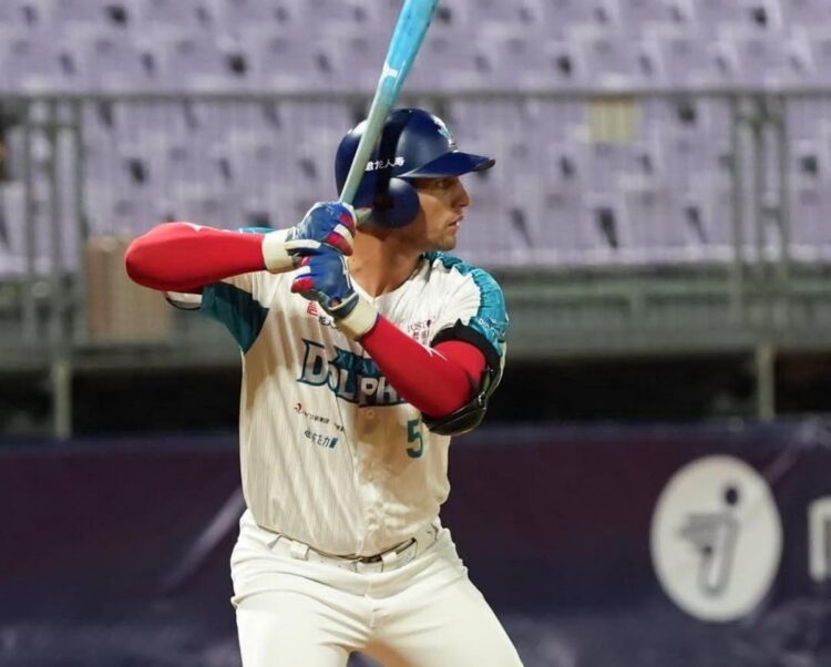 Yasiel González con los Xiamen Dolphins. Foto: Tomada de Pelota Cubana USA