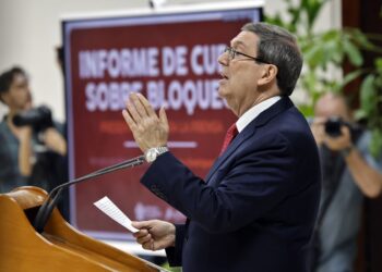 El canciller cubano, Bruno Rodríguez, habla durante la presentación en La Habana del informe de Cuba contra el embargo de EE.UU., el 7 de septiembre de 2025. Foto: Ernesto Mastrascusa / EFE.