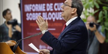 El canciller cubano, Bruno Rodríguez, habla durante la presentación en La Habana del informe de Cuba contra el embargo de EE.UU., el 7 de septiembre de 2025. Foto: Ernesto Mastrascusa / EFE.