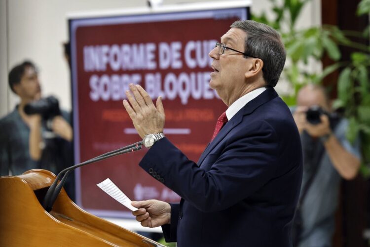 El canciller cubano, Bruno Rodríguez, habla durante la presentación en La Habana del informe de Cuba contra el embargo de EE.UU., el 7 de septiembre de 2025. Foto: Ernesto Mastrascusa / EFE.