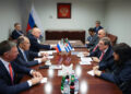Fotografía difundida por la Cancillería de Rusia en su cuenta en X, sobre el encuentro entre los cancilleres de Cuba, Bruno Rodríguez (2-d), y de Rusia, Serguéi Lavrov (2-i), en el contexto de la Asamblea General de la ONU, en Nueva York, el 23 de septiembre de 2026. Foto: @mae_rusia / EFE.