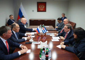 Fotografía difundida por la Cancillería de Rusia en su cuenta en X, sobre el encuentro entre los cancilleres de Cuba, Bruno Rodríguez (2-d), y de Rusia, Serguéi Lavrov (2-i), en el contexto de la Asamblea General de la ONU, en Nueva York, el 23 de septiembre de 2026. Foto: @mae_rusia / EFE.