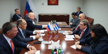 Fotografía difundida por la Cancillería de Rusia en su cuenta en X, sobre el encuentro entre los cancilleres de Cuba, Bruno Rodríguez (2-d), y de Rusia, Serguéi Lavrov (2-i), en el contexto de la Asamblea General de la ONU, en Nueva York, el 23 de septiembre de 2026. Foto: @mae_rusia / EFE.