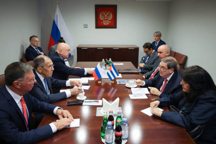 Fotografía difundida por la Cancillería de Rusia en su cuenta en X, sobre el encuentro entre los cancilleres de Cuba, Bruno Rodríguez (2-d), y de Rusia, Serguéi Lavrov (2-i), en el contexto de la Asamblea General de la ONU, en Nueva York, el 23 de septiembre de 2026. Foto: @mae_rusia / EFE.