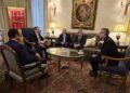 El canciller cubano, Bruno Rodríguez (i), conversa con el cardenal Ronald Hicks, arzobispo de Nueva York (d), junto a otros representantes de la Cancillería y la Iglesia católca estadounidense, el 28 de septiembre de 2026. Foto: @BrunoRguezP / X.