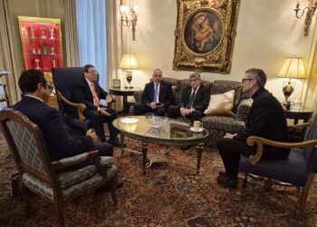 El canciller cubano, Bruno Rodríguez (i), conversa con el cardenal Ronald Hicks, arzobispo de Nueva York (d), junto a otros representantes de la Cancillería y la Iglesia católca estadounidense, el 28 de septiembre de 2026. Foto: @BrunoRguezP / X.