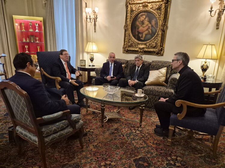 El canciller cubano, Bruno Rodríguez (i), conversa con el cardenal Ronald Hicks, arzobispo de Nueva York (d), junto a otros representantes de la Cancillería y la Iglesia católca estadounidense, el 28 de septiembre de 2026. Foto: @BrunoRguezP / X.