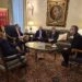 El canciller cubano, Bruno Rodríguez (i), conversa con el cardenal Ronald Hicks, arzobispo de Nueva York (d), junto a otros representantes de la Cancillería y la Iglesia católca estadounidense, el 28 de septiembre de 2026. Foto: @BrunoRguezP / X.