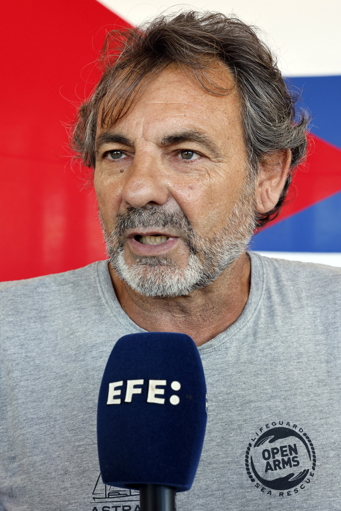 El fundador de Open Arms, Óscar Camps, habla en una entrevista con EFE en La Habana, el 31 de agosto de 2026. Foto: Ernesto Mastrascusa / EFE.
