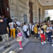 Cubanos esperan frente al Consulado de España este martes, en La Habana mientras el Tribunal Supremo (TS) español ha dejado en suspenso las altas incorporadas al Censo Electoral de Residentes Ausentes (CERA) como consecuencia de la Ley de Memoria Democrática. Foto: EFE/ Ernesto Mastrascusa.