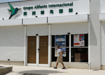 Una persona camina frente a la oficina de la agencia Alifante Tour Internacional en La Habana. Foto: Ernesto Mastrascusa/EFE.