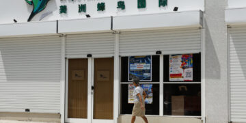 Una persona camina frente a la oficina de la agencia Alifante Tour Internacional en La Habana. Foto: Ernesto Mastrascusa/EFE.