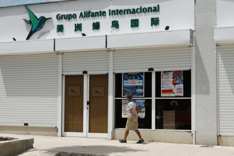 Una persona camina frente a la oficina de la agencia Alifante Tour Internacional en La Habana. Foto: Ernesto Mastrascusa/EFE.