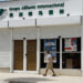 Una persona camina frente a la oficina de la agencia Alifante Tour Internacional en La Habana. Foto: Ernesto Mastrascusa/EFE.