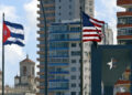 Banderas de Estados Unidos y Cuba izadas frente la Embajada de Estados Unidos en La Habana. Foto: Ernesto Mastrascusa/EFE/  ARCHIVO.