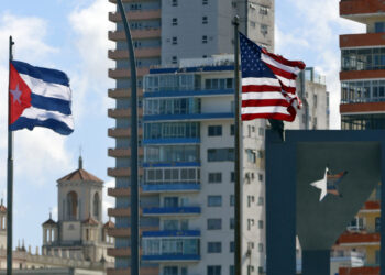 Banderas de Estados Unidos y Cuba izadas frente la Embajada de Estados Unidos en La Habana. Foto: Ernesto Mastrascusa/EFE/  ARCHIVO.