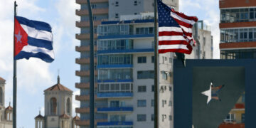 Banderas de Estados Unidos y Cuba izadas frente la Embajada de Estados Unidos en La Habana. Foto: Ernesto Mastrascusa/EFE/  ARCHIVO.