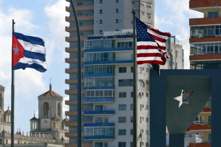 Banderas de Estados Unidos y Cuba izadas frente la Embajada de Estados Unidos en La Habana. Foto: Ernesto Mastrascusa/EFE/ ARCHIVO.