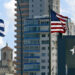 Banderas de Estados Unidos y Cuba izadas frente la Embajada de Estados Unidos en La Habana. Foto: Ernesto Mastrascusa/EFE/ ARCHIVO.