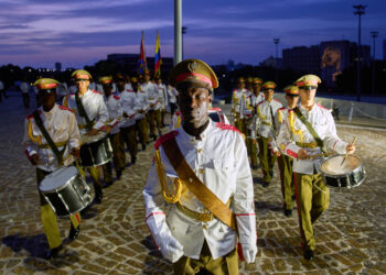 Unidad Ceremonial de las Fuerzas Armadas Revolucionarias de Cuba participan en un acto protocolario durante el recibimiento del presidente de Colombia, Gustavo Petro, el pasado 31 de julio en La Habana. Foto: EFE/ AP/ Ramón Espinosa / POOL.