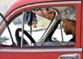 Un hombre conduce un vehículo en La Habana. Foto:  Ernesto Mastrascusa/EFE.