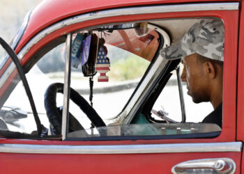 Un hombre conduce un vehículo en La Habana. Foto:  Ernesto Mastrascusa/EFE.