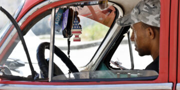Un hombre conduce un vehículo en La Habana. Foto:  Ernesto Mastrascusa/EFE.