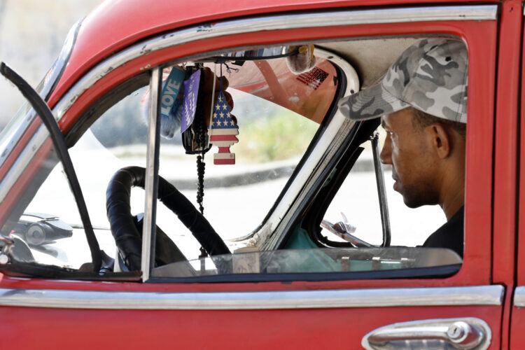 Un hombre conduce un vehículo en La Habana. Foto: Ernesto Mastrascusa/EFE.